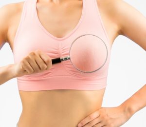 虫眼鏡を胸にあてる女性